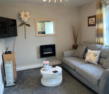 Lesbury Apartment | Lesbury Lodge - (a 'bijou residence') with hot tub