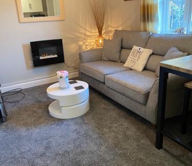 Lesbury Apartment | Lesbury Lodge - (a 'bijou residence') with hot tub