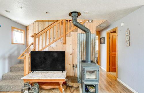 Chester House | Less Than 1 Mi to Lake Almanor Home with Furnished Decks!