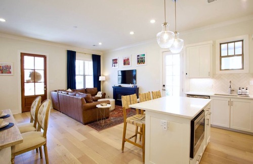 Oxford Cottage | Less than 1 Mile to the Square! Outdoor Fireplace