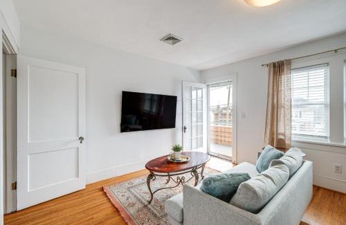 Roanoke Apartment | Less Than 3 Mi to Dtwn Roanoke Inviting Unit with Balcony