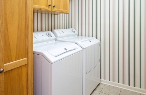 Holland House | Less than a mile from Lake Michigan beaches with space for 20