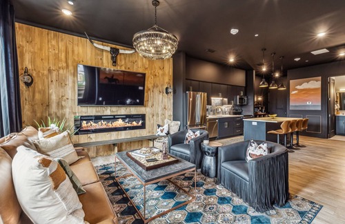 Edgehill Condo | Let 'Er Buck Nashville on Music Row near Broadway with Pool, Patio, Parking