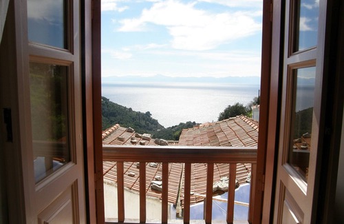 Alonissos House | Let Yourself Escape At Ikia's Traditional Houses