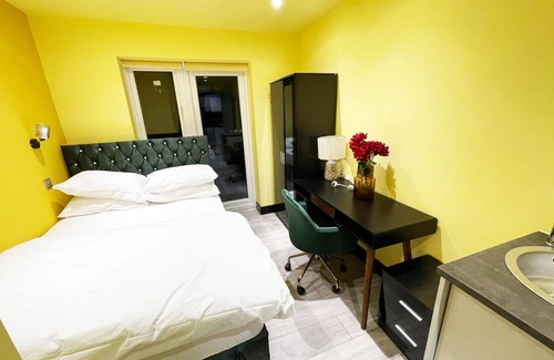 Rayners Lane Apartment | Letzi private en-suite, North Harrow.