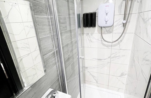 Rayners Lane Apartment | Letzi private en-suite, Harrow.