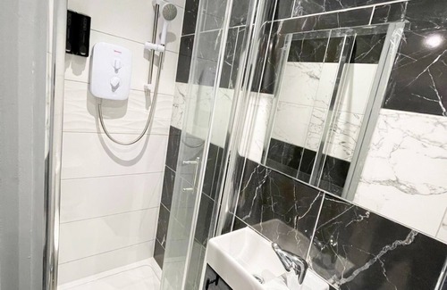Rayners Lane Apartment | Letzi private en-suite, North Harrow.n