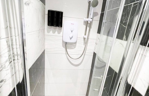 Rayners Lane Apartment | Letzi private en-suite, North Harrow.n