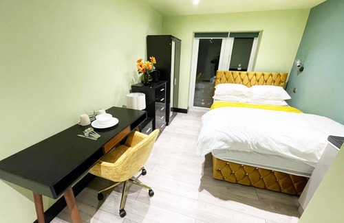 Rayners Lane Apartment | Letzi private en-suite, North Harrow.