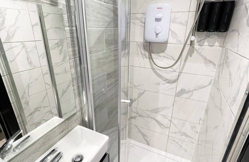 Rayners Lane Apartment | Letzi private en-suite, North Harrow.