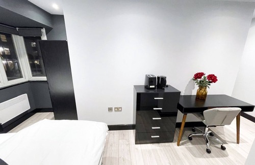 Rayners Lane Apartment | Letzi private en-suite, North Harrow.