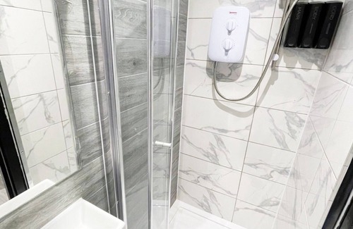 West Harrow Apartment | Letzi private en-suite, North Harrow.