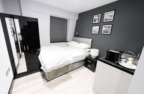 West Harrow Apartment | Letzi private en-suite, North Harrow.