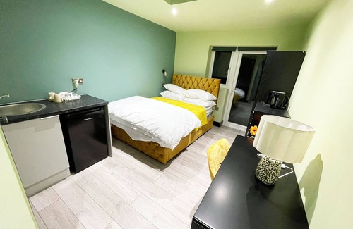 Rayners Lane Apartment | Letzi private en-suite, North Harrow.