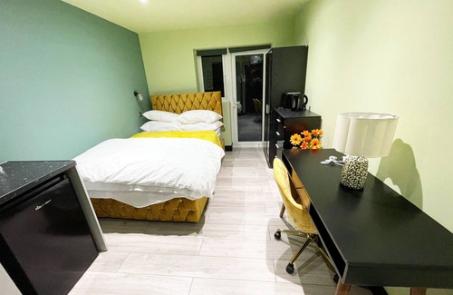 Rayners Lane Apartment | Letzi private en-suite, North Harrow.