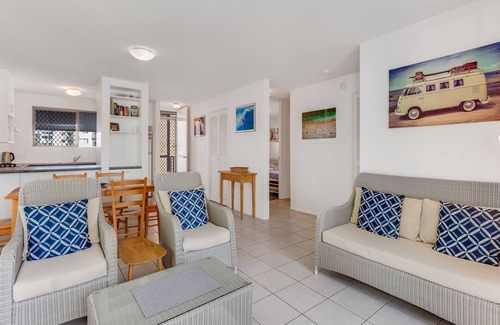 Kings Beach Apartment | Levuka Unit 1 Kings Beach QLD