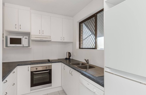 Kings Beach Apartment | Levuka Unit 1 Kings Beach QLD