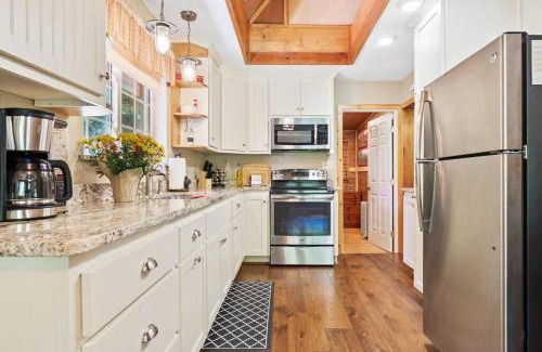 Sugar Pine House | Lewis Creek cabin near Yosemite king beds