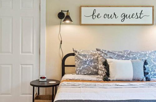 Sugar Pine House | Lewis Creek cabin near Yosemite king beds