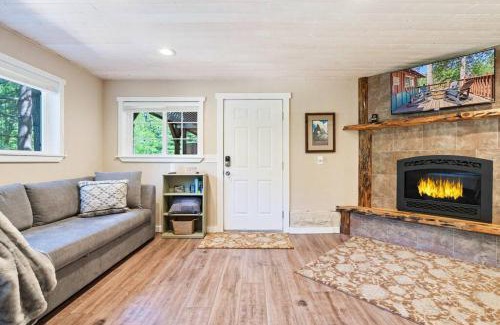 Sugar Pine House | Lewis Creek cabin near Yosemite king beds