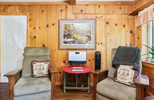 Sugar Pine House | Lewis Creek cabin near Yosemite king beds