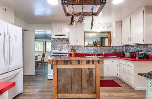 Sugar Pine House | Lewis Creek Hideaway- Hot Tub/EV/Pool Table/Historic!