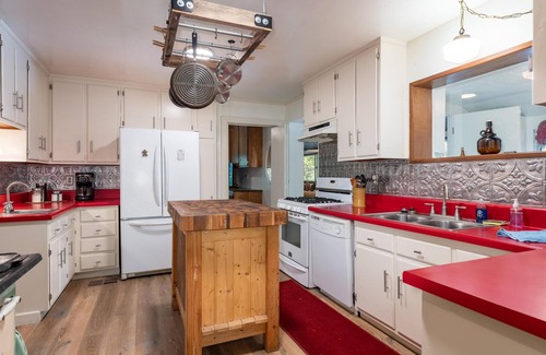 Sugar Pine House | Lewis Creek Hideaway- Hot Tub/EV/Pool Table/Historic!