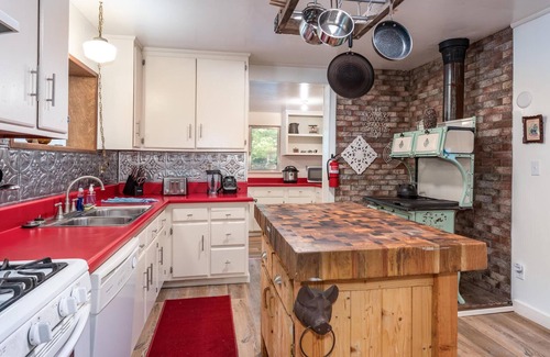 Sugar Pine House | Lewis Creek Hideaway- Hot Tub/EV/Pool Table/Historic!