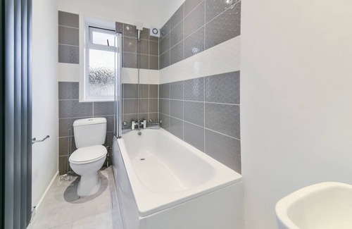 Downham House | Lewisham - ModernApt - Sleeps 4 - Free Parking - Central London 25mins by Train