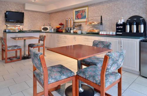 Windsor Hotel | Lexington Inn & Suites-Windsor