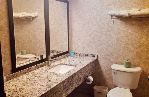 Windsor Hotel | Lexington Inn & Suites Windsor