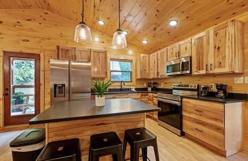 Pigeon Forge Cabin | ⛰️Li'l Red Express Cabin in Pigeon Forge🌄Close to Dollywood🎢 & The Island