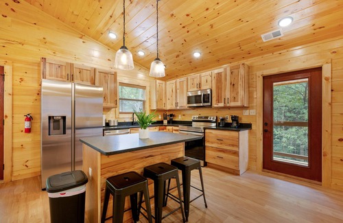 Pigeon Forge Cabin | ⛰️Li'l Red Express Cabin in Pigeon Forge🌄Close to Dollywood🎢 & The Island