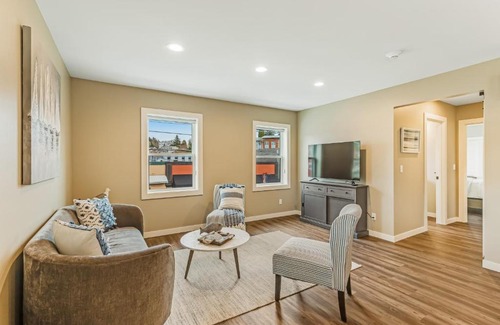 Poulsbo Hotel | Liberty Bay Loft & Front Street Suite