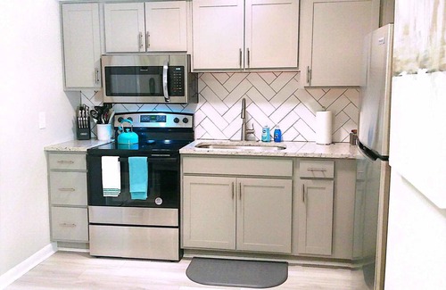 Pine Forest House | Liberty Towne- Fast WiFi, Self Check-in - Ideal for any length of stay