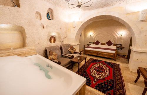 Ortahisar Hotel | Library Cave House