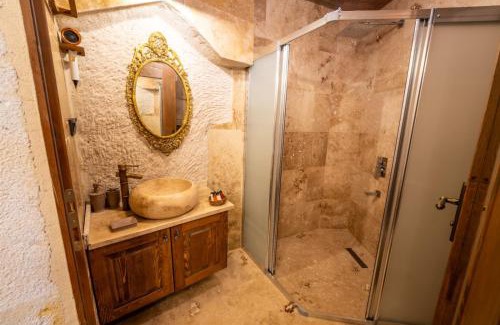 Ortahisar Hotel | Library Cave House