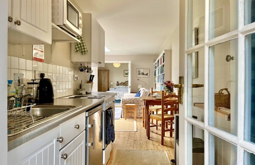 Pulborough Cottage | Library Cottage by Inspire Stays dot com - a cottage that sleeps 2 guests in 1 bedroom