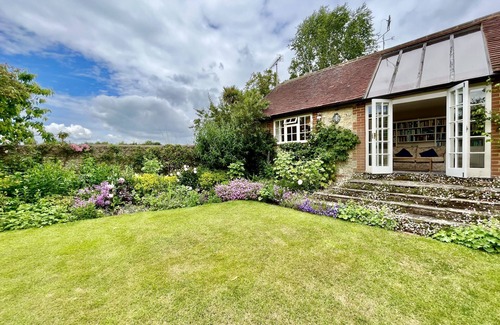 Pulborough Cottage | Library Cottage by Inspire Stays dot com - a cottage that sleeps 2 guests in 1 bedroom
