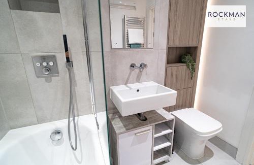 Brentwood Apartment | Library House Apartments - FREE PARKING - Contractor Hub - Superfast Wi-Fi - Long Term Stays