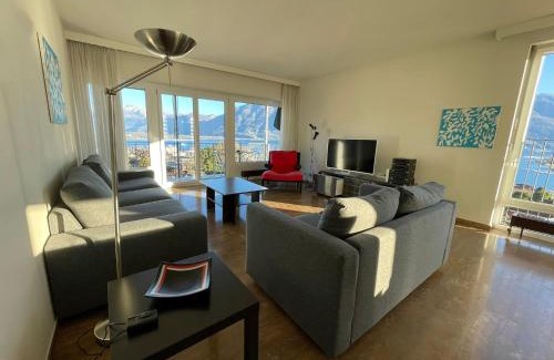 Muralto Apartment | Lichtdurchflutete Ferienwohnung mit Panorama-Sicht und Schwimmbad/Sauna