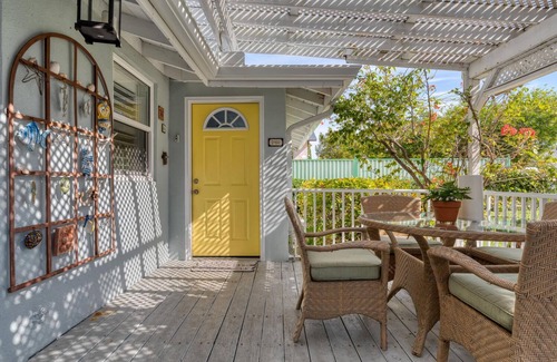 Sarasota House | Lido Beach and St. Armand's Circle at your Footsteps.
