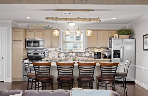 Crystal Beach House | Lieutenant Dan's Beachfront Escape: Pet Friendly
