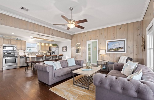 Crystal Beach House | Lieutenant Dan's Beachfront Escape: Pet Friendly