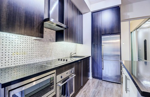 Toronto Entertainment District Apartment | Life Suites Loft - CN Tower