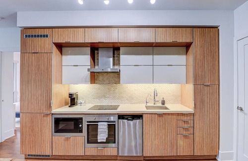Toronto Entertainment District Apartment | Life Suites Loft - CN Tower