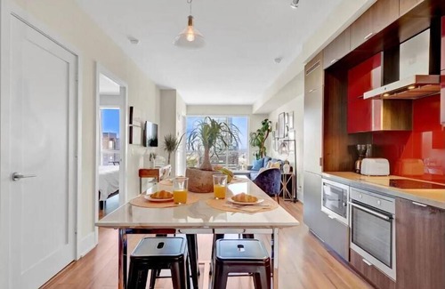 Toronto Entertainment District Apartment | Life Suites Loft - CN Tower