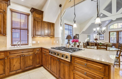 Telluride House | Lift 8 Lodge - Gondola District Townhome, EXCELLENT Location! Ski In/Out