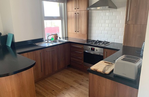 St Leonards-On-Sea Apartment | Light airy flat only 5mins from station, shops and sea