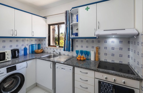 Carvoeiro Apartment | Light airy 2 Bed/2 Bath Luxury Apartment, 450M to Beach & Village. Pools